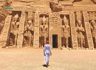 Templos de Abu Simbel saindo de Aswan de avião