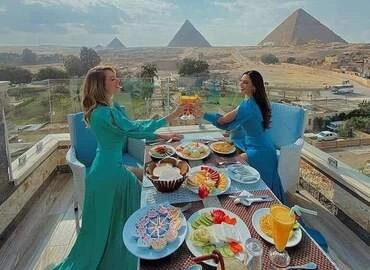 Jantar no Great Pyramid Inn com vista para as pirâmides